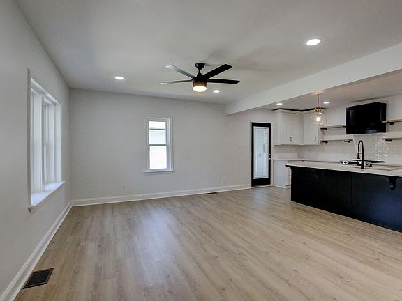 3rd image of 106 Stacker Dr