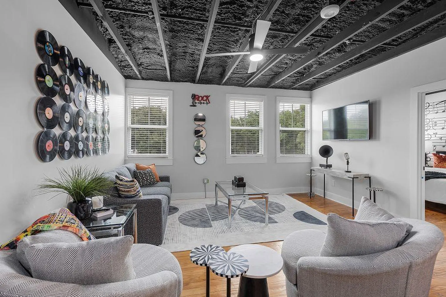 1 bed, 1.0 bath, 699 sqft, $4,200 — Photo 1