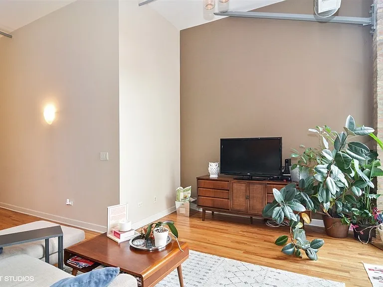 824 W Superior St #410 — Photo 8