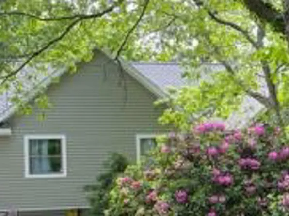 18 Stuart Ct, Hampton Bays, NY 11946