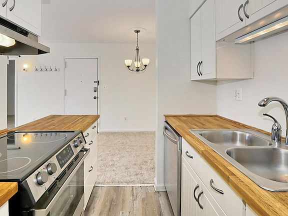 Stainless appliances. Easy to clean flattop electric range.