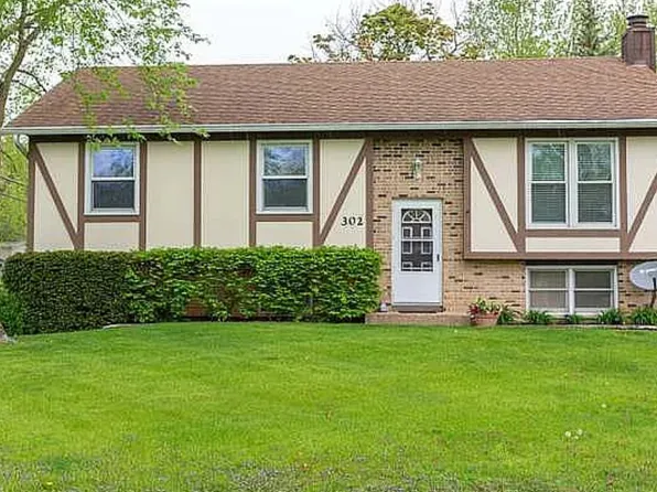 302 Channel Dr, Island Lake, IL 60042