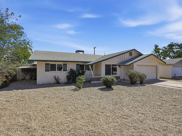 209 E Cairo Dr — Photo 2