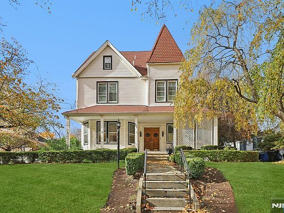 4th image of 328 Carmita Ave