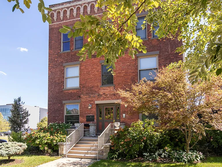 560 E Kirby St — Photo 2