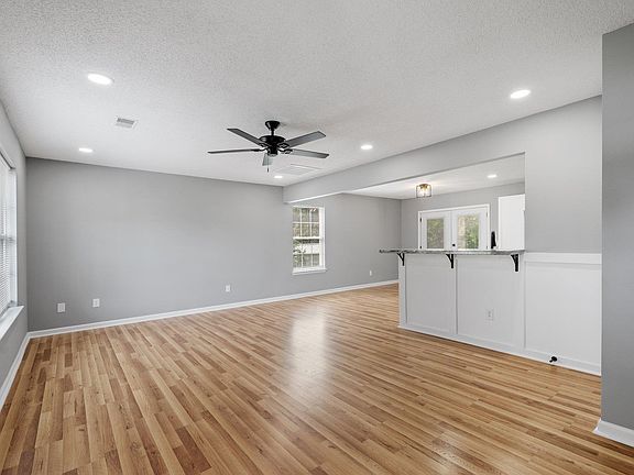 4th image of 137 W Corley Ln