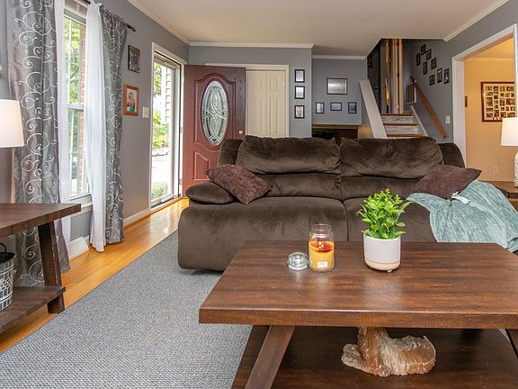 4th image of 2838 Embassy Dr