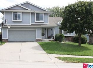 201 Summerset Dr, Papillion, NE 68133