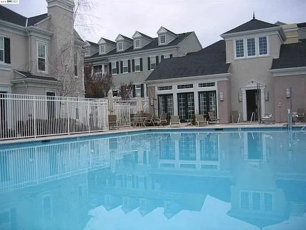 3 bed, 2.5 bath, 1634 sqft, $3,745 — Photo 2