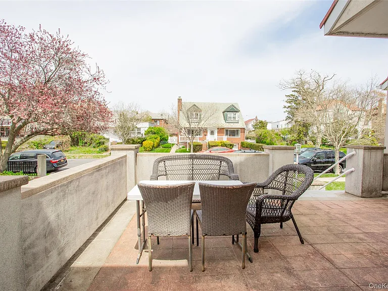 136 E Olive St — Photo 4