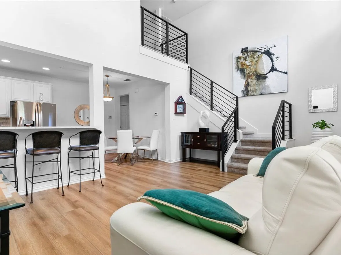 2 bed, 1216 sqft, $2,200 — Photo 2