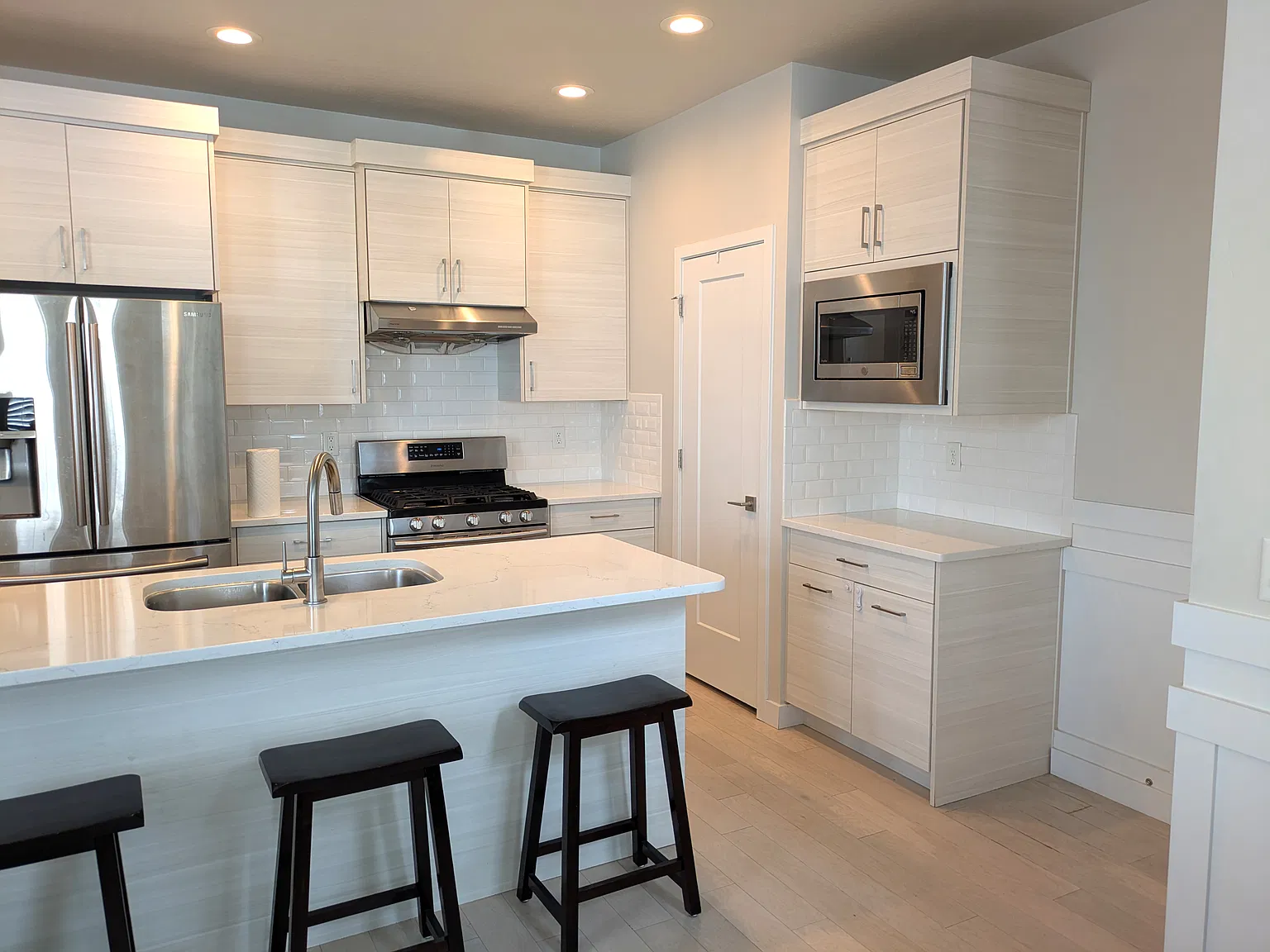 3 bed, 2.5 bath, 2105 sqft, $2,500 — Photo 3