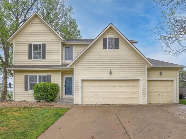 124 N Indian Wells Dr, Olathe, KS 66062