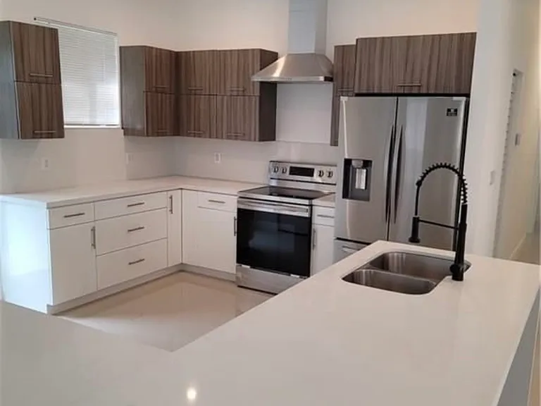 2900 SW 62nd Ave — Photo 8