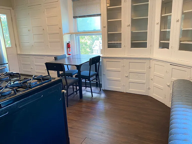 609 E State St — Photo 113