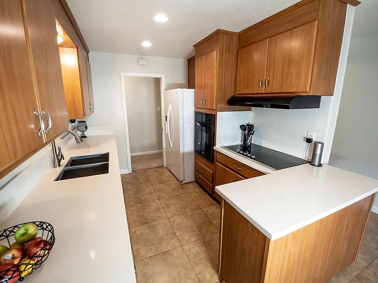 210 Canterbury Ave — Photo 11