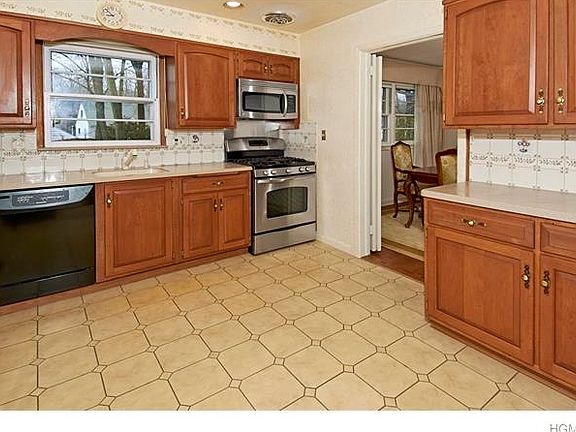 5th image of 156 Betsy Brown Cir