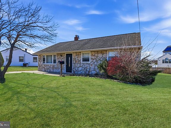 3rd image of 444 Colonial Rd