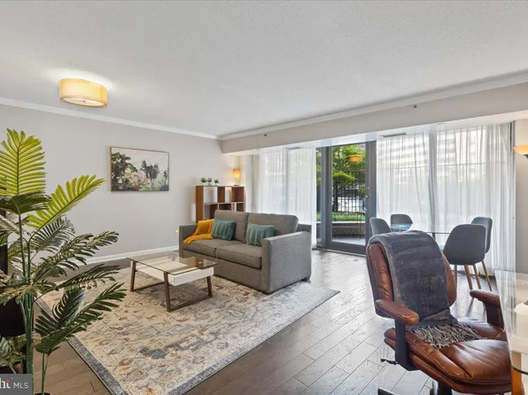 1200 Crystal Dr APT 211, Arlington, VA 22202