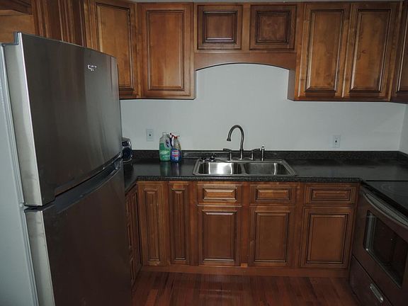 4th image of 710 Broadway W