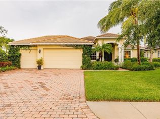318 Saddlebrook Ln, Naples, FL 34110