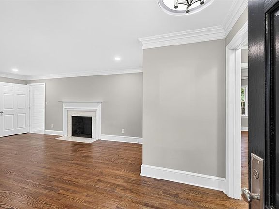 5th image of 225 Mount Vernon Pl