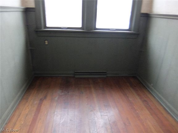 3rd image of 1094 Churchill Rd