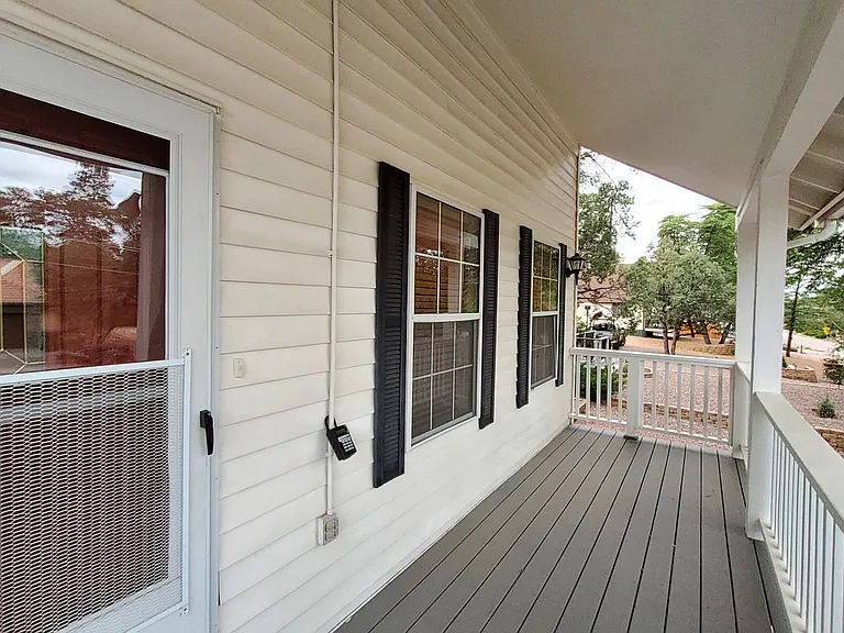 107 W Sherwood Dr — Photo 2