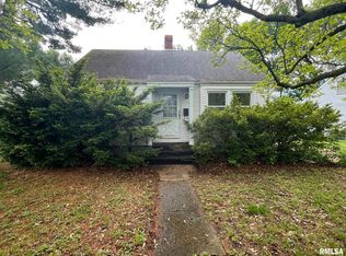 33 Illini Dr, Taylorville, IL 62568