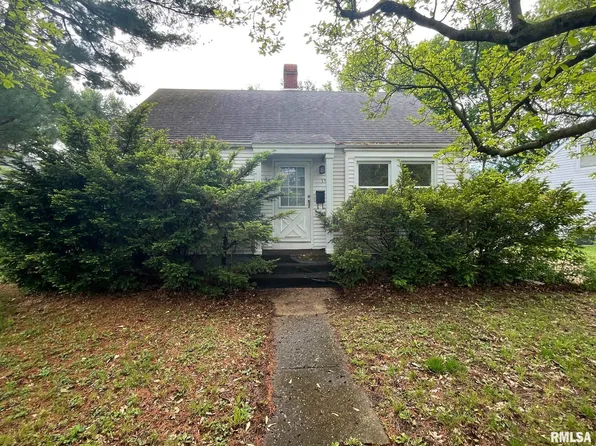 33 Illini Dr, Taylorville, IL 62568