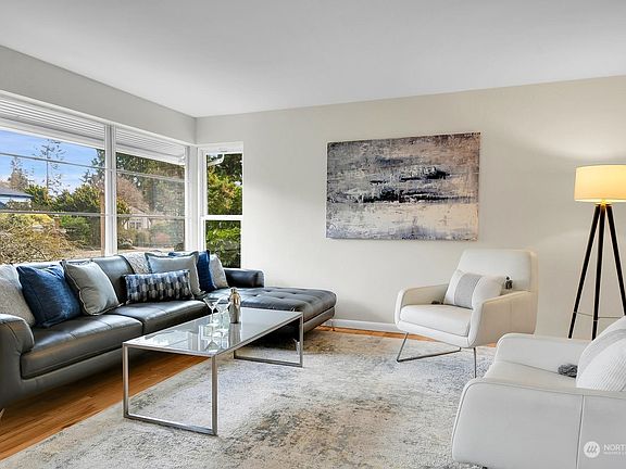 4th image of 12045 Phinney Avenue N