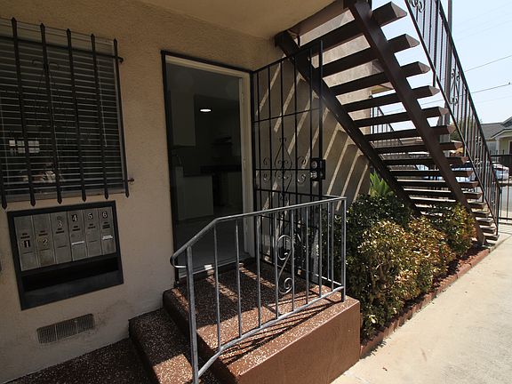 2nd image of 1129 S Mariposa Ave