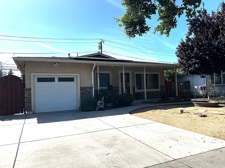 1079 Bradford Dr — Photo 3