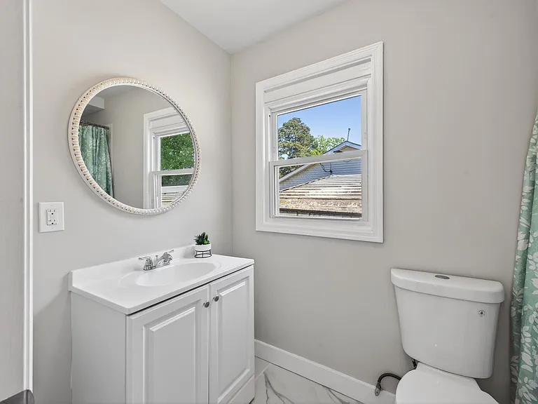 450 Williamsburg St — Photo 17