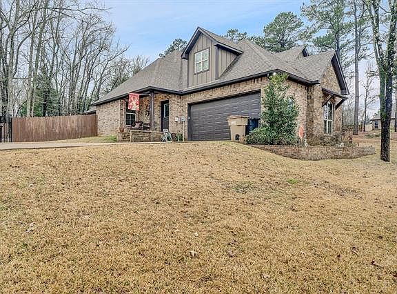 4th image of 215 Oak Grove Way