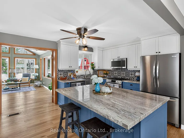 16 Mundy Ave — Photo 7