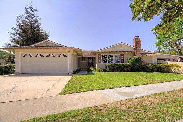 Welcome to Sonya Place, a 1956 traditional ranch style home. Located nearby Willow Park, Loara Eleme