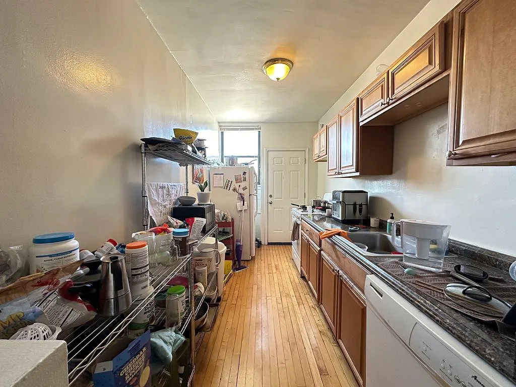 Resplendent 2 Bed, 1 Bath at Roscoe + Halsted (Lakeview) — Photo 4