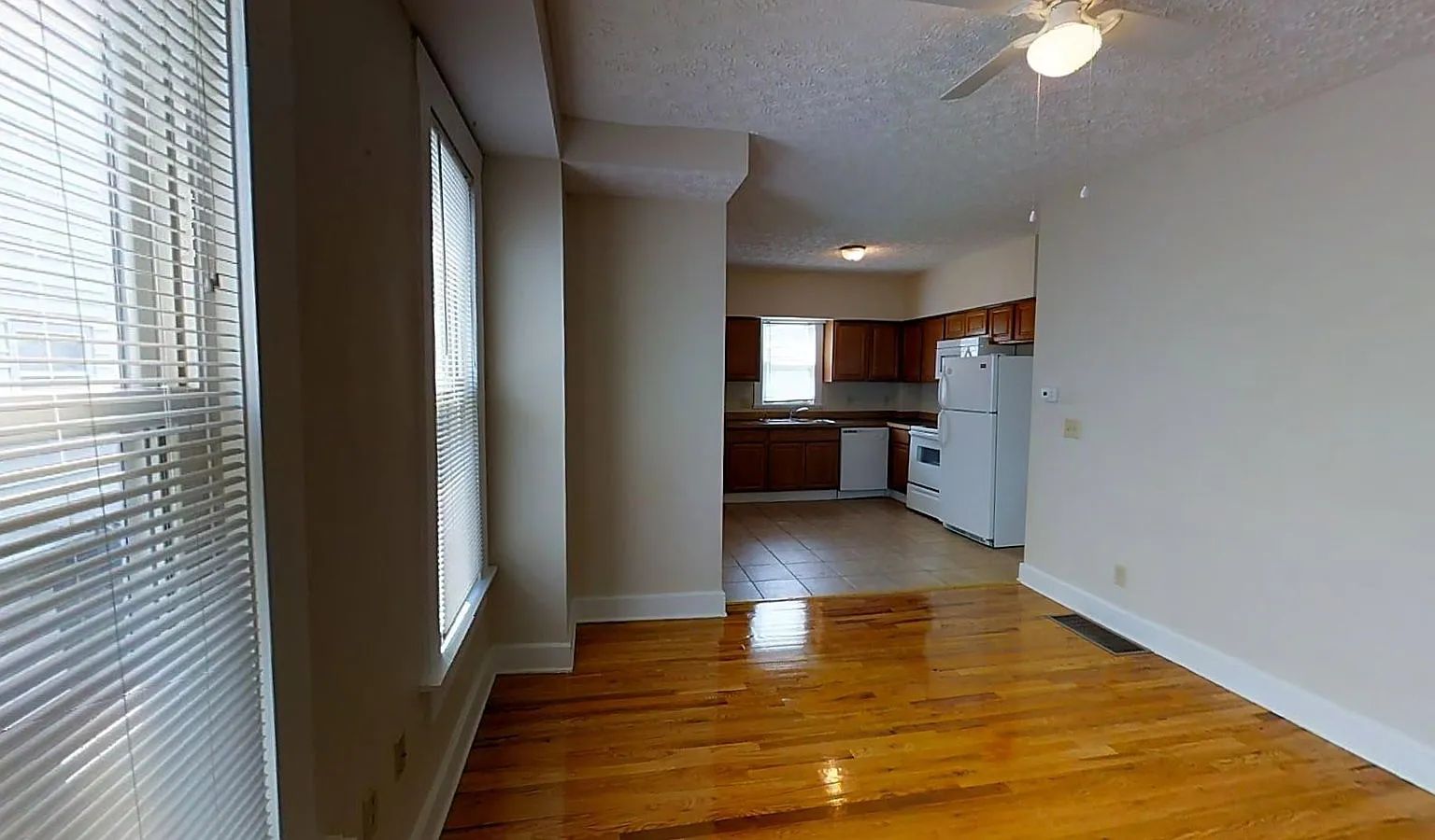 3 bed, 1.5 bath, $1,811 — Photo 2