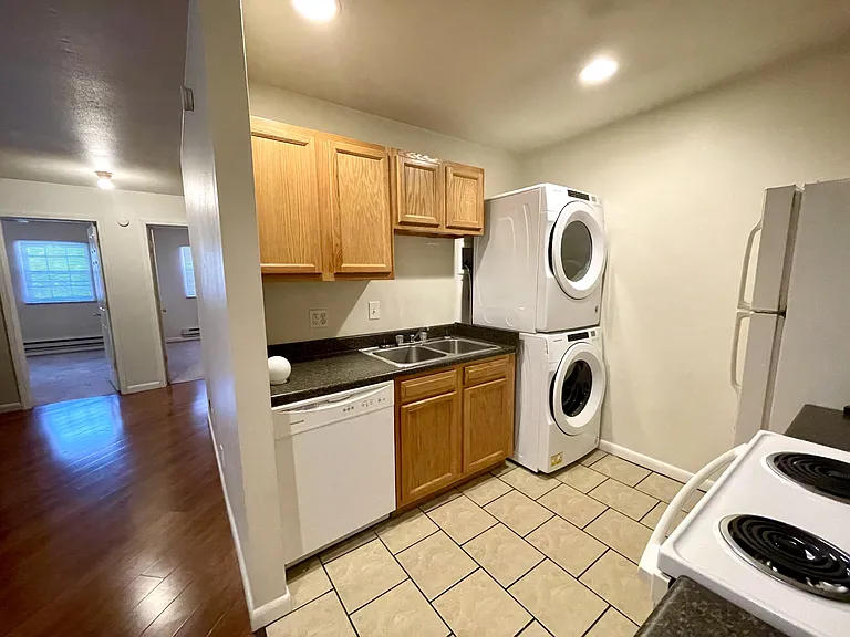 404 E College St #4 — Photo 2