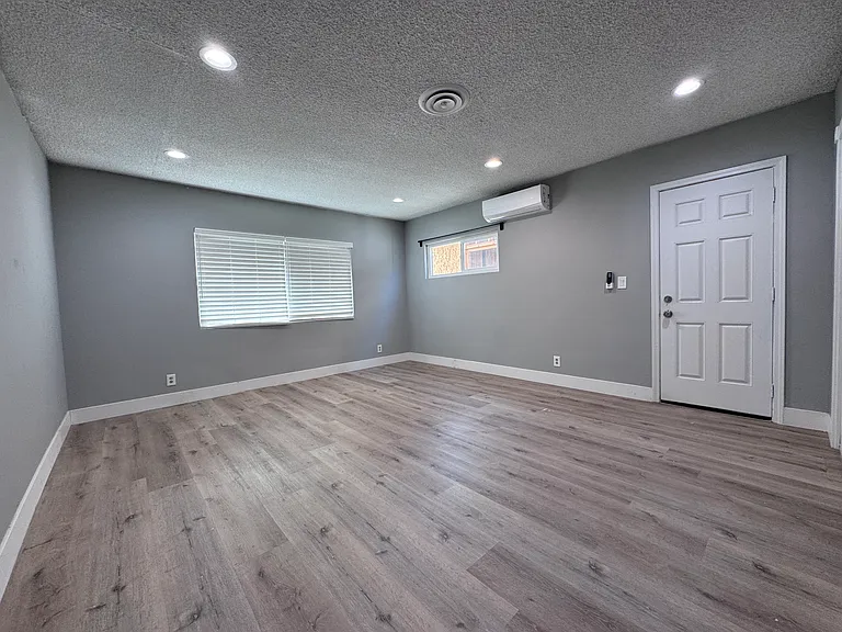515 N Moore Ave #1/2 — Photo 17