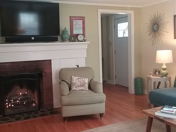 Living room with fireplace 
