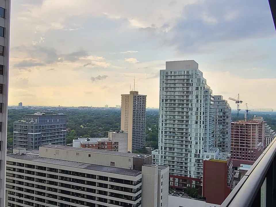 8 Eglinton Ave E #2204