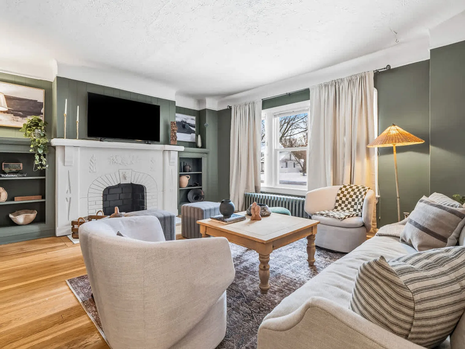 4 bed, 2.0 bath, 1614 sqft, $4,912 — Photo 2