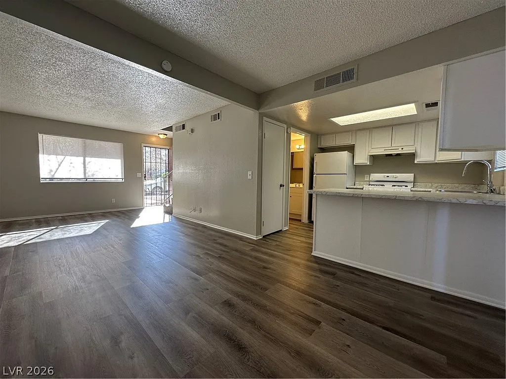 2 bed, 2.5 bath, 1104 sqft, $1,395 — Photo 3