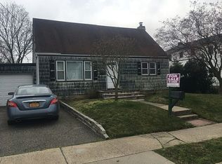 564 Lowell St, Westbury, NY 11590