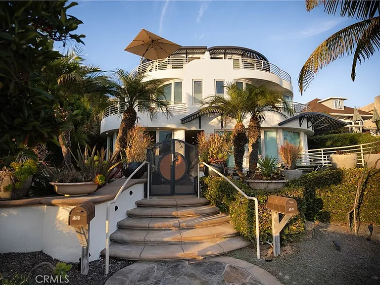 558 Cliff Dr — Photo 3