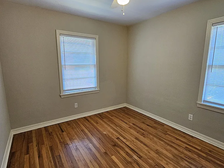 124 S Franklin Blvd — Photo 18