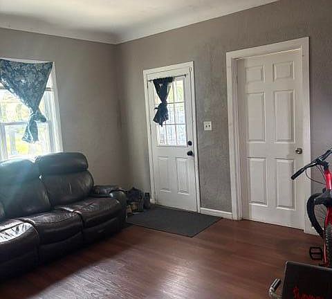 4th image of 820 Stillman St