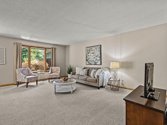 3rd image of 1525 Pheasant Ridge Dr